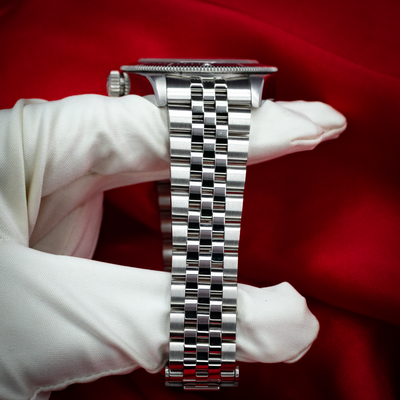 Tudor Black Bay 41mm M7941A1A0NU-0003, side view of the watch head with the full bracelet.