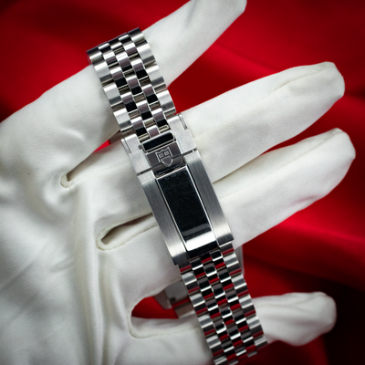 Tudor Black Bay 41mm M7941A1A0NU-0003, watch clasp with branded shield logo on a stainless steel bracelet.