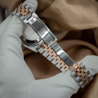 Rolex Datejust 36 116231, close-up view of the polished rose gold and steel Jubilee bracelet and clasp.