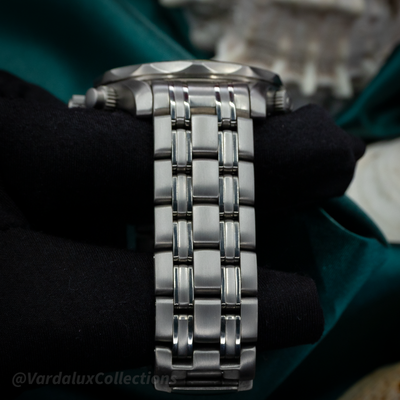 Omega Seamaster 2298.80.00 watch, side view of the stainless steel bracelet and watch case.