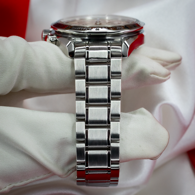 Omega Speedmaster Date 3513.30.00 watch, side view of the stainless steel bracelet and watch head.