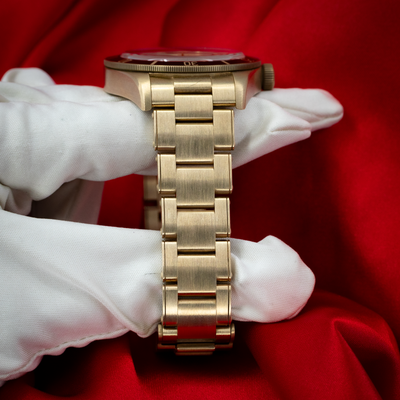 Tudor Black Bay Automatic Brown Men's Watch 79012m Dial 79012m-0001, side view of bracelet links and watch case.