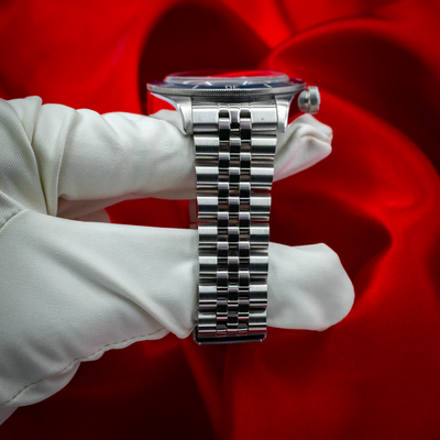 Tudor Black Bay Fifty-Eight Blue M79030B-0001, side view of bracelet and case with crown.