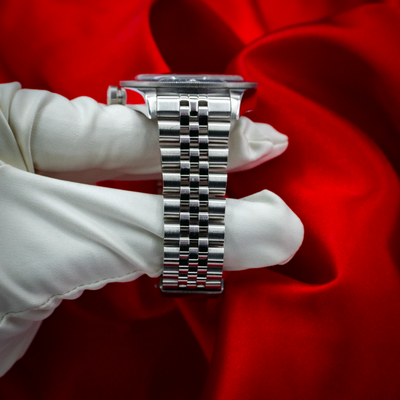 Tudor Black Bay Fifty-Eight Blue M79030B-0001 side view of watch case and steel bracelet.