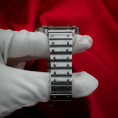 Cartier Santos De Cartier WSSA0029, side view of the bracelet with screws.