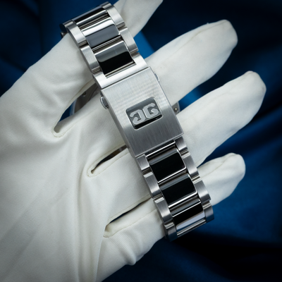 Glashütte Original Senator Excellence 1-36-02-01-02-61, close-up of the metal bracelet clasp with GO logo.