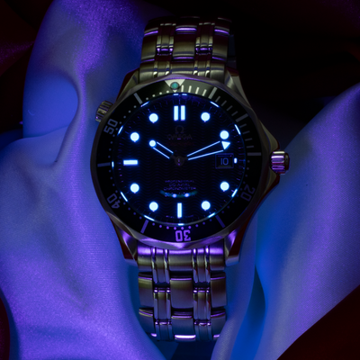 Omega Seamaster 212.30.41.20.01.002, luminous dial with glowing markers and hands, stainless steel bracelet.