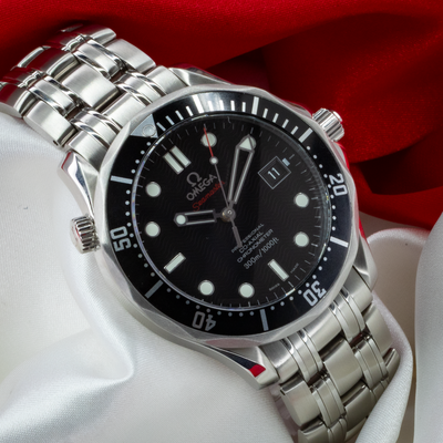 Omega Seamaster 212.30.41.20.01.002, close-up of dial and bezel with crown and bracelet links visible.