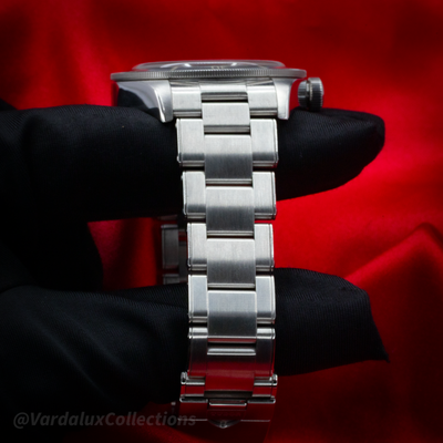 Tudor Black Bay Fifty-Eight M79030N-0001, watch case side view and bracelet.