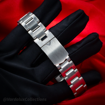 Tudor Black Bay Fifty-Eight M79030N-0001 clasp with Tudor shield logo and bracelet.