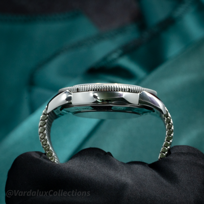 Breitling SuperOcean Heritage B31 AB31100361L1A1, side view of polished watch case and bracelet.