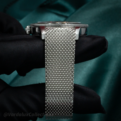 Breitling SuperOcean Heritage B31 AB31100361L1A1, side view of the case and metal mesh bracelet.