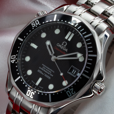 Omega Seamaster Diver 212.30.41.20.01.003 watch dial showing date at 3 o'clock and wave pattern.