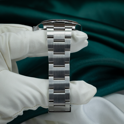 Rolex Air King Automatic Black Dial 126900, side view of the bracelet.