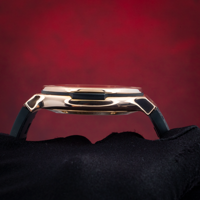 Hublot Gold Skeleton 505.OX.0180.LR, side view of the watch case with the black rubber strap.