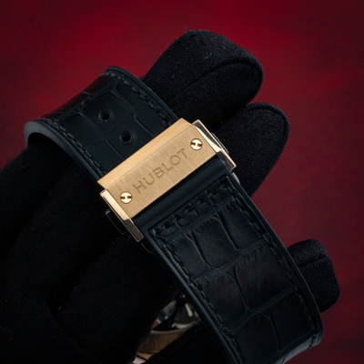 Hublot Gold Skeleton 505.OX.0180.LR, detailed view of the gold deployant clasp with black alligator strap.